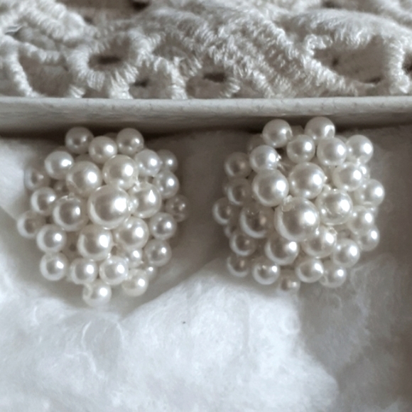 Vintage Pearls Clip On Earrings - Picture 5 of 6